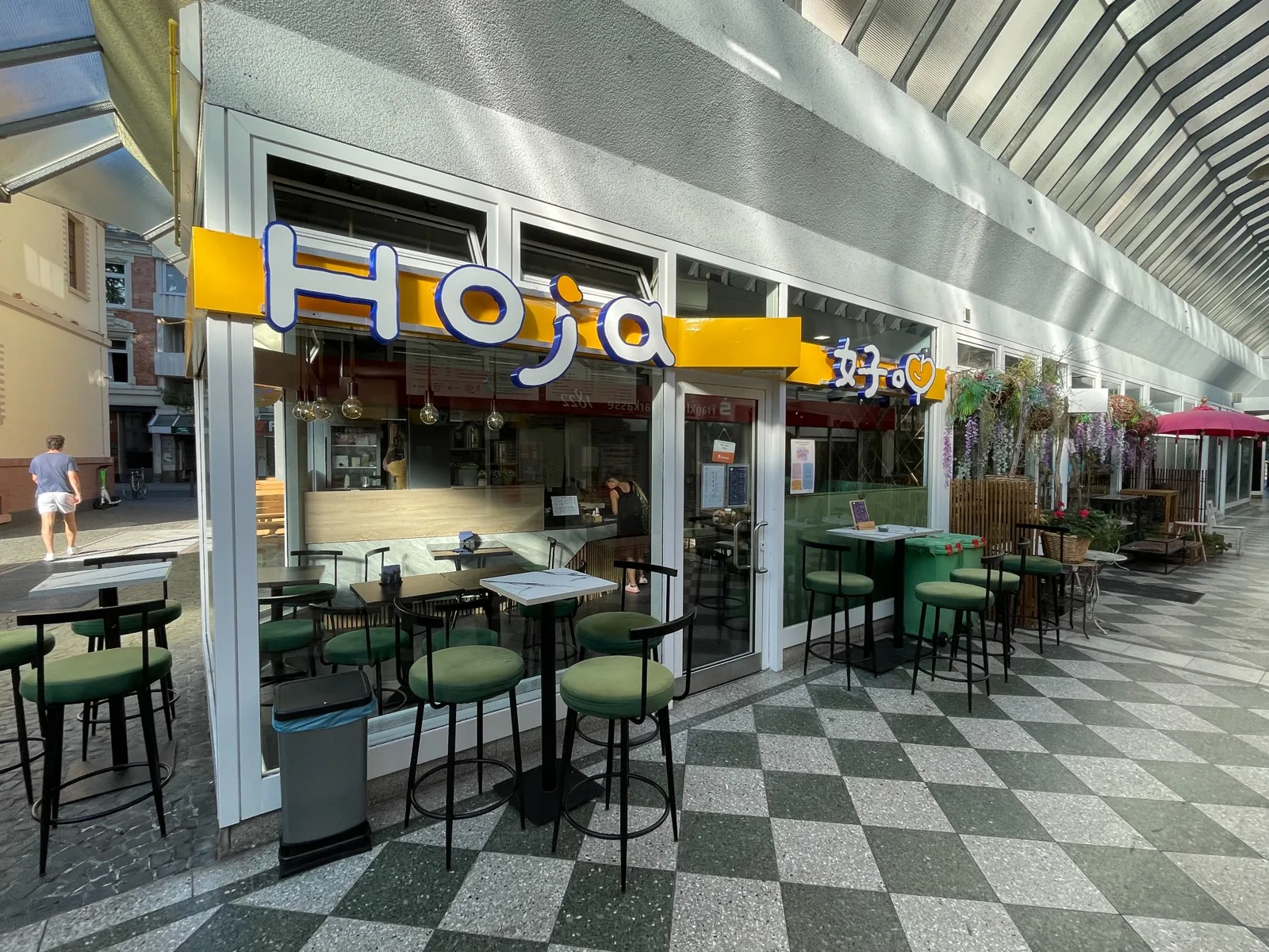 法蘭克福 Leipziger Straße 上的 Hoja 好呷店面與戶外座位
