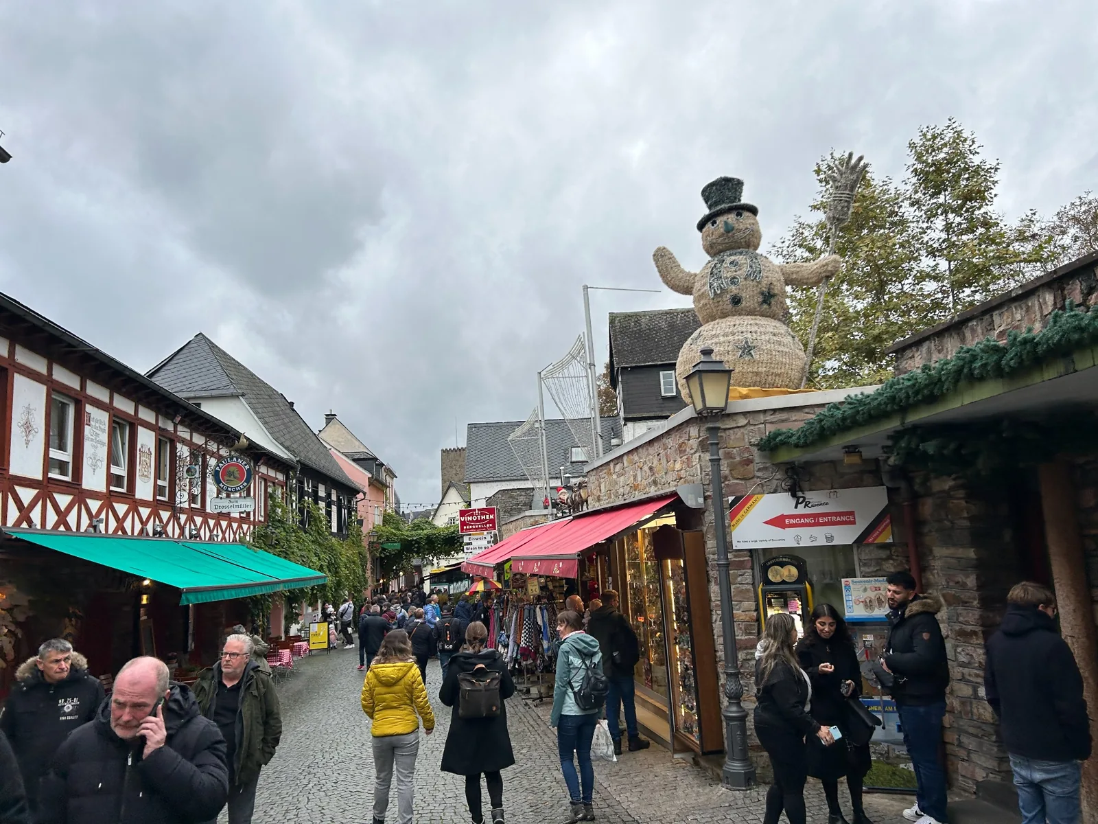 Visitors walking between restaurants and shops in Rüdesheim's Drosselgasse
