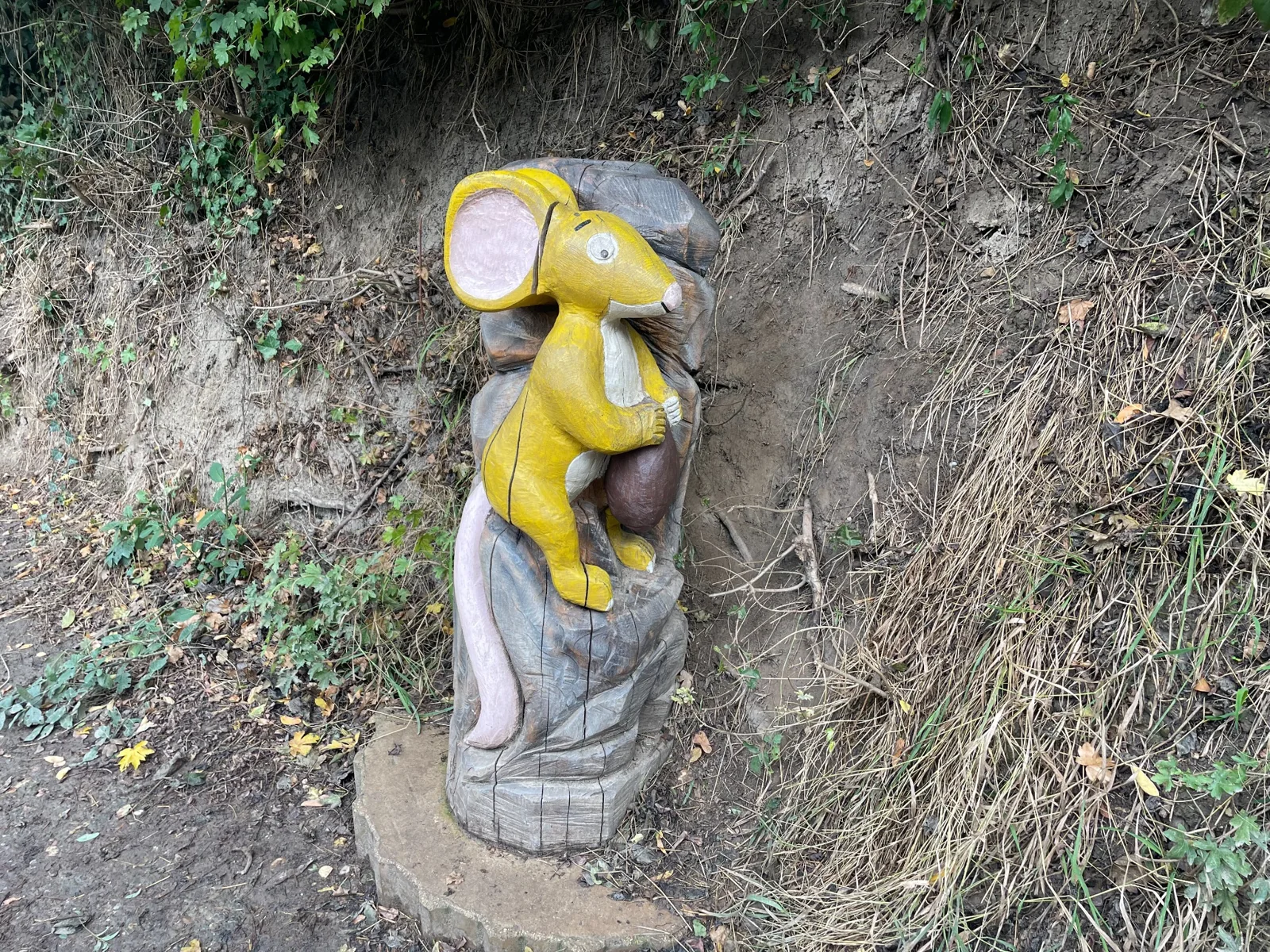Yellow wooden mouse sculpture on the Grüffelo trail